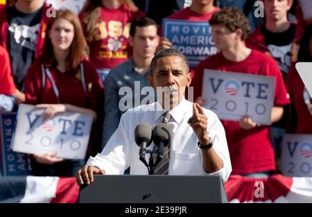 Il presidente Barack Obama ospita un rally Moving America Forward all'Università della California del Sud - USC - 22 ottobre 2010 a Los Angeles, California. Il rally è il quinto di una serie di apparizioni del presidente durante il suo viaggio di più giorni negli stati occidentali per stimolare l’entusiasmo tra gli elettori democratici. Foto di Lionel Hahn/ABACAPRESS.COM (nella foto : Barack Obama) Foto Stock