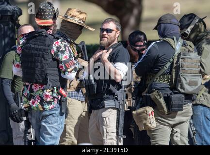 Austin, TX USA, 17 gennaio 2021: I membri pesantemente armati di un gruppo di milizie Texas volontari si riuniscono al Campidoglio del Texas in una mostra di forze che conduce all'inaugurazione del presidente Joe Biden mercoledì. La maggior parte degli uomini che trasportano armi si è schierata a favore del loro diritto ai sensi del secondo emendamento alla Costituzione degli Stati Uniti, non necessariamente sostenendo il presidente uscente Donald Trump. Credit: Bob Daemmrich/Alamy Live News Foto Stock