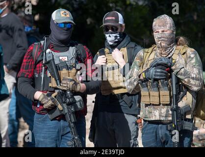 Austin, TX USA, 17 gennaio 2021: I membri pesantemente armati di un gruppo di milizie Texas volontari si riuniscono al Campidoglio del Texas in una mostra di forze che conduce all'inaugurazione del presidente Joe Biden mercoledì. La maggior parte degli uomini che trasportano armi si è schierata a favore del loro diritto ai sensi del secondo emendamento alla Costituzione degli Stati Uniti, non necessariamente sostenendo il presidente uscente Donald Trump. Credit: Bob Daemmrich/Alamy Live News Foto Stock