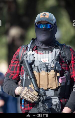 Austin, TX USA, 17 gennaio 2021: I membri pesantemente armati di un gruppo di milizie Texas volontari si riuniscono al Campidoglio del Texas in una mostra di forze che conduce all'inaugurazione del presidente Joe Biden mercoledì. La maggior parte degli uomini che trasportano armi si è schierata a favore del loro diritto ai sensi del secondo emendamento alla Costituzione degli Stati Uniti, non necessariamente sostenendo il presidente uscente Donald Trump. Credit: Bob Daemmrich/Alamy Live News Foto Stock