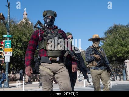 Austin, TX USA, 17 gennaio 2021: I membri pesantemente armati di un gruppo di milizie Texas volontari si riuniscono al Campidoglio del Texas in una mostra di forze che conduce all'inaugurazione del presidente Joe Biden mercoledì. La maggior parte degli uomini che trasportano armi si è schierata a favore del loro diritto ai sensi del secondo emendamento alla Costituzione degli Stati Uniti, non necessariamente sostenendo il presidente uscente Donald Trump. Credit: Bob Daemmrich/Alamy Live News Foto Stock