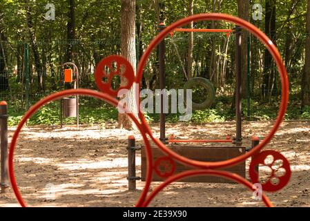 Parco giochi per cani nella foresta. Varie macchine di addestramento del cane tra gli alberi Foto Stock