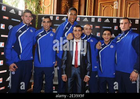 Il pugile francese Brahim Asloum pone con i membri di Parigi Uniti durante il lancio del WSB (World Series of Boxing) un campionato mondiale amatoriale durante una conferenza stampa al Municipio di Parigi, in Francia, il 28 ottobre 2010. L'ex campione del mondo è il proprietario del franchising parigino, Paris United, consisteva in particolare di giovani boxer francesi. Foto di Mousse/ABACAPRESS.COM Foto Stock