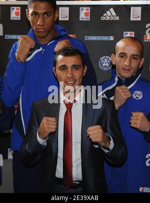 Il pugile francese Brahim Asloum pone con i membri di Parigi Uniti durante il lancio del WSB (World Series of Boxing) un campionato mondiale amatoriale durante una conferenza stampa al Municipio di Parigi, in Francia, il 28 ottobre 2010. L'ex campione del mondo è il proprietario del franchising parigino, Paris United, consisteva in particolare di giovani boxer francesi. Foto di Mousse/ABACAPRESS.COM Foto Stock