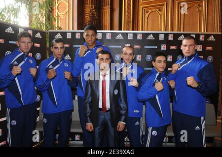 Il pugile francese Brahim Asloum pone con i membri di Parigi Uniti durante il lancio del WSB (World Series of Boxing) un campionato mondiale amatoriale durante una conferenza stampa al Municipio di Parigi, in Francia, il 28 ottobre 2010. L'ex campione del mondo è il proprietario del franchising parigino, Paris United, consisteva in particolare di giovani boxer francesi. Foto di Mousse/ABACAPRESS.COM Foto Stock