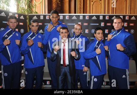 Il pugile francese Brahim Asloum pone con i membri di Parigi Uniti durante il lancio del WSB (World Series of Boxing) un campionato mondiale amatoriale durante una conferenza stampa al Municipio di Parigi, in Francia, il 28 ottobre 2010. L'ex campione del mondo è il proprietario del franchising parigino, Paris United, consisteva in particolare di giovani boxer francesi. Foto di Mousse/ABACAPRESS.COM Foto Stock