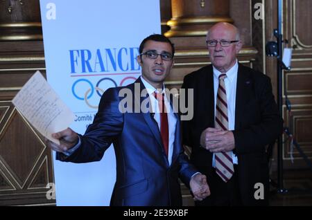 Il pugile francese Brahim Asloum affiancato dal Vice Presidente della Federazione Francese di Boxing (FFB) Andre Martin lancia il WSB (World Series of Boxing), una competizione mondiale amatoriale durante una conferenza stampa presso il Municipio di Parigi, Francia, il 28 ottobre 2010. L'ex campione del mondo è il proprietario del franchising parigino, Paris United, consisteva in particolare di giovani boxer francesi. Foto di Mousse/ABACAPRESS.COM Foto Stock