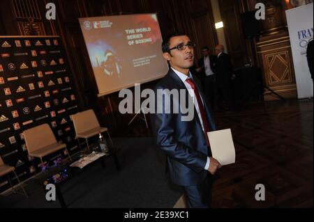 Il pugile francese Brahim Asloum lancia il WSB (World Series of Boxing), un concorso mondiale amatoriale durante una conferenza stampa presso il municipio di Parigi, in Francia, il 28 ottobre 2010. L'ex campione del mondo è il proprietario del franchising parigino, Paris United, consisteva in particolare di giovani boxer francesi. Foto di Mousse/ABACAPRESS.COM Foto Stock