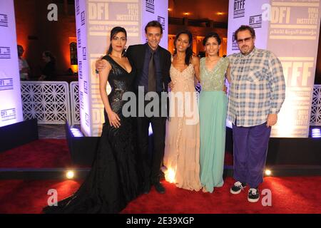 L-R : l'attrice palestinese Yasmine Elmasri (vestita a rami al Ali), l'attore britannico Alexander Siddig, la scrittrice Rula Jebreal (vestita a Dior), l'attrice indiana Freida Pinto (vestita a Dior) e il regista Julian Schnabel partecipano alla proiezione di 'Miral' al 2° Festival del Cinema di Doha Tribeca a Doha, Qatar, il 28 ottobre 2010. Foto di Ammar Abd Rabbo/ABACAPRESS.COM Foto Stock