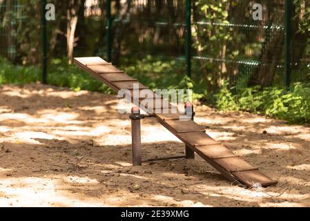 Parco giochi per cani nella foresta. Varie macchine di addestramento del cane tra gli alberi Foto Stock