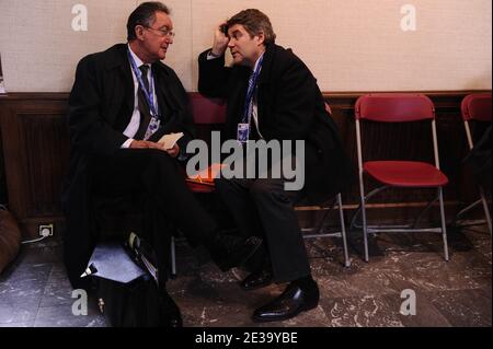 Il pubblicista francese Jean-Michel Goudard e l'ADVISOR di comunicazione del presidente francese Franck Louvrier sono stati illustrati durante un vertice dei leader dell'Unione europea (UE) tenutosi a Bruxelles, in Belgio, il 28 ottobre 2010. Foto di Elodie Gregoire/ABACAPRESS.COM Foto Stock