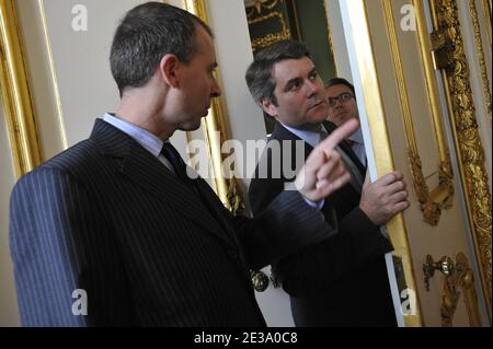 Franck Louvrier, consigliere francese per la comunicazione, è stato raffigurato un vertice franco-britannico, alla Lancaster House di Londra, Regno Unito, il 2 novembre 2010. David Cameron e Nicolas Sarkozy firmeranno con tutta probabilità trattati di vasta portata che impegneranno le loro forze a cooperare per i decenni a venire. Foto di Elodie Gregoire/ABACAPRESS.COM Foto Stock