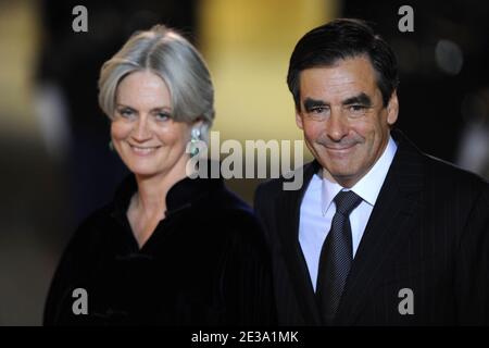 Francois Fillon e sua moglie Penelope arrivano per la cena di Stato al Palazzo Elysee, a Parigi, Francia il 4 novembre 2010. Il presidente francese Nicolas Sarkozy e la prima signora Carla Bruni-Sarkozy ricevono il presidente cinese Hu Jintao e la prima signora cinese Liu Yongqing prima di una cena di stato presso l'Elysee Palace. Foto di Nicolas Gouhier/ABACAPRESS.COM Foto Stock