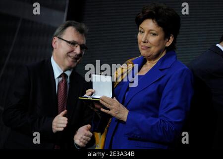 Presidente della Federazione francese di scherma Frederic Pietruska e Ministro francese della Salute, della Gioventù e dello Sport Roselyne Bachelot durante la cerimonia di apertura dei Campionati mondiali di scherma al Grand Palais di Parigi, Francia, il 6 novembre 2010. I Campionati del mondo di scherma si svolgeranno dal 6 al 13 novembre 2010. Foto di Henri Szwarc/ABACAPRESS.COM Foto Stock