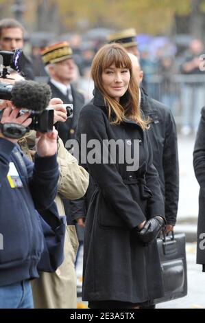 La First Lady francese Carla Bruni-Sarkozy partecipa alla cerimonia di deposizione della corona del giorno dell'armistizio presso la statua dell'ex primo ministro Georges Clemenceau (1841-1929) durante la cerimonia del giorno dell'armistizio a Parigi, Francia, il 11 novembre 2010. Foto di Thierry Orban/ABACAPRESS.COM Foto Stock