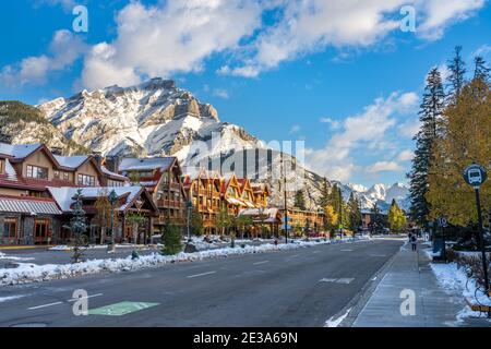 Fermata dell'autobus Banff High School Transit Hub. Banff Avenue in una giornata di sole innevata. Montagne Rocciose canadesi. Foto Stock