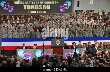 Il presidente degli Stati Uniti Barack Obama ha tenuto un discorso mentre visita le truppe alla base militare degli Stati Uniti presso la Yongsan Garrison a Seoul, Corea del Sud, il 11 novembre 2010 durante il vertice del G20 di Seul il 11-12 novembre. Foto di Korea Pool/ABACAPRESS.COM Foto Stock