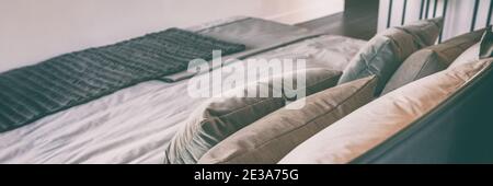 Letto in camera d'albergo di lusso con cuscini decorativi, banner panorama high end master suite home design Foto Stock