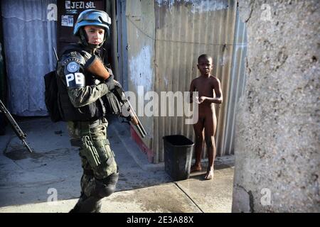 Pattuglia dei membri di MINUSTAH (Missione di stabilizzazione delle Nazioni Unite) nella città di Cite Soleil a Port au Prince, Haiti, il 13 novembre 2010. Durante l'epidemia di colera e prima del primo turno dovrebbe avvenire il 28 novembre 2010. Foto di Julien Tack/ABACAPRESS.COM Foto Stock