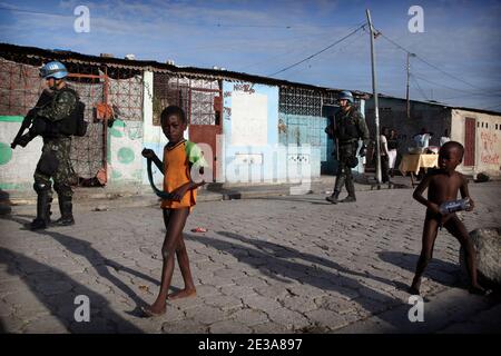 Pattuglia dei membri di MINUSTAH (Missione di stabilizzazione delle Nazioni Unite) nella città di Cite Soleil a Port au Prince, Haiti, il 13 novembre 2010. Durante l'epidemia di colera e prima del primo turno dovrebbe avvenire il 28 novembre 2010. Foto di Julien Tack/ABACAPRESS.COM Foto Stock