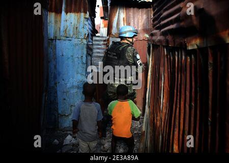 Pattuglia dei membri di MINUSTAH (Missione di stabilizzazione delle Nazioni Unite) nella città di Cite Soleil a Port au Prince, Haiti, il 13 novembre 2010. Durante l'epidemia di colera e prima del primo turno dovrebbe avvenire il 28 novembre 2010. Foto di Julien Tack/ABACAPRESS.COM Foto Stock