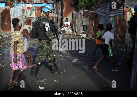 Pattuglia dei membri di MINUSTAH (Missione di stabilizzazione delle Nazioni Unite) nella città di Cite Soleil a Port au Prince, Haiti, il 13 novembre 2010. Durante l'epidemia di colera e prima del primo turno dovrebbe avvenire il 28 novembre 2010. Foto di Julien Tack/ABACAPRESS.COM Foto Stock