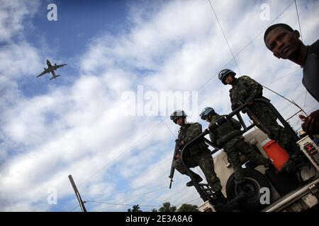 Pattuglia dei membri di MINUSTAH (Missione di stabilizzazione delle Nazioni Unite) nella città di Cite Soleil a Port au Prince, Haiti, il 13 novembre 2010. Durante l'epidemia di colera e prima del primo turno dovrebbe avvenire il 28 novembre 2010. Foto di Julien Tack/ABACAPRESS.COM Foto Stock