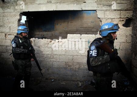 Pattuglia dei membri di MINUSTAH (Missione di stabilizzazione delle Nazioni Unite) nella città di Cite Soleil a Port au Prince, Haiti, il 13 novembre 2010. Durante l'epidemia di colera e prima del primo turno dovrebbe avvenire il 28 novembre 2010. Foto di Julien Tack/ABACAPRESS.COM Foto Stock