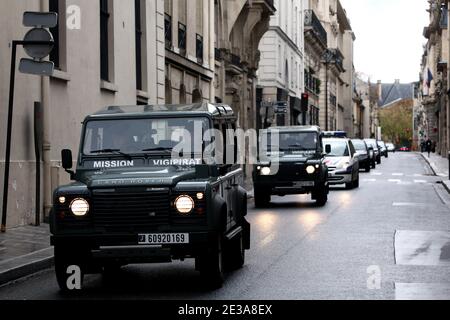 I poliziotti di Vigipirate sono visti all'hotel Matignon a Parigi, in Francia, il 14 novembre 2010. Foto di Stephane Lemouton/ABACAPRESS.COM Foto Stock