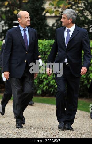 Il nuovo ministro francese della Difesa Alain Juppe e l'ex ministro francese della Difesa Herve Morin sono stati raffigurati durante una cerimonia di trasferimento del potere presso il ministero della Difesa, Hotel de Brienne a Parigi, Francia, il 15 novembre 2010. Foto di Nicolas Gouhier/ABACAPRESS.COM Foto Stock