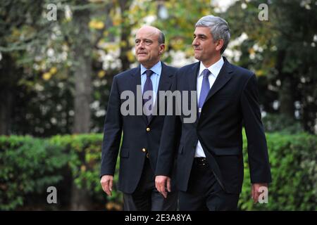 Il nuovo ministro francese della Difesa Alain Juppe e l'ex ministro francese della Difesa Herve Morin sono stati raffigurati durante una cerimonia di trasferimento del potere presso il ministero della Difesa, Hotel de Brienne a Parigi, Francia, il 15 novembre 2010. Foto di Nicolas Gouhier/ABACAPRESS.COM Foto Stock