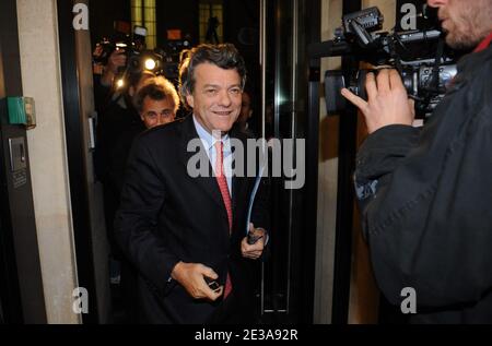 L'ex Ministro francese per l'ecologia, l'energia, lo sviluppo sostenibile e i negoziati sul cambiamento climatico e il Presidente radicale di parti Jean-Louis Borloo arriva a un incontro con i centristi all'Assemblea nazionale a Parigi, in Francia, il 15 novembre 2010. Foto di Mousse/ABACAPRESS.COM Foto Stock