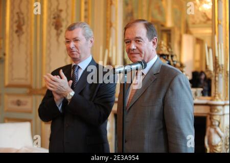 Il nuovo ministro Patrick Ollier, responsabile delle relazioni con il Parlamento durante un trasferimento di potere con Henry de Raincourt a Parigi, Francia, il 15 novembre 2010. Foto di Giancarlo Gorassini/ABACAPRESS.COM Foto Stock