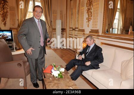 Il nuovo ministro Patrick Ollier, responsabile delle relazioni con il Parlamento durante un trasferimento di potere con Henry de Raincourt a Parigi, Francia, il 15 novembre 2010. Foto di Giancarlo Gorassini/ABACAPRESS.COM Foto Stock