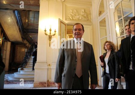 Il nuovo ministro Patrick Ollier, responsabile delle relazioni con il Parlamento durante un trasferimento di potere con Henry de Raincourt a Parigi, Francia, il 15 novembre 2010. Foto di Giancarlo Gorassini/ABACAPRESS.COM Foto Stock