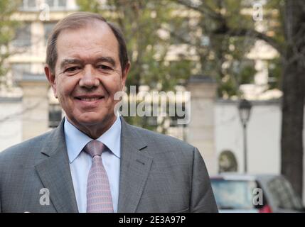 Il nuovo ministro Patrick Ollier, responsabile delle relazioni con il Parlamento durante un trasferimento di potere con Henry de Raincourt a Parigi, Francia, il 15 novembre 2010. Foto di Giancarlo Gorassini/ABACAPRESS.COM Foto Stock