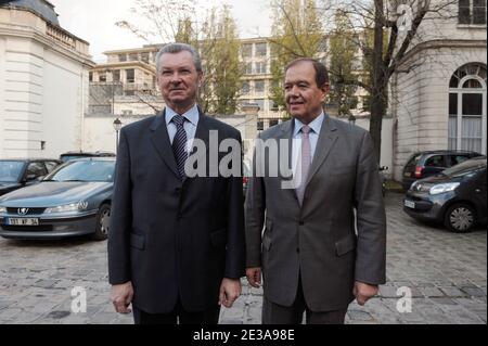 Il nuovo ministro Patrick Ollier, responsabile delle relazioni con il Parlamento durante un trasferimento di potere con Henry de Raincourt a Parigi, Francia, il 15 novembre 2010. Foto di Giancarlo Gorassini/ABACAPRESS.COM Foto Stock