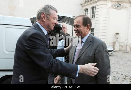 Il nuovo ministro Patrick Ollier, responsabile delle relazioni con il Parlamento durante un trasferimento di potere con Henry de Raincourt a Parigi, Francia, il 15 novembre 2010. Foto di Giancarlo Gorassini/ABACAPRESS.COM Foto Stock