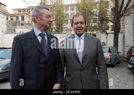 Il nuovo ministro Patrick Ollier, responsabile delle relazioni con il Parlamento durante un trasferimento di potere con Henry de Raincourt a Parigi, Francia, il 15 novembre 2010. Foto di Giancarlo Gorassini/ABACAPRESS.COM Foto Stock