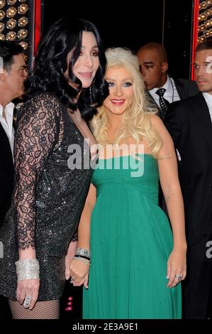 I membri del cast Christina Aguilera e Cher arriveranno per la prima del 'Burlesque' tenuto al Grauman's Chinese Theatre di Hollywood, Los Angeles, CA, USA il 15 novembre 2010. Foto di Lionel Hahn/ABACAPRESS.COM Foto Stock