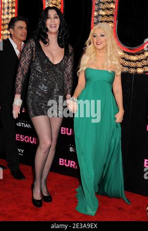 I membri del cast Christina Aguilera e Cher arriveranno per la prima del 'Burlesque' tenuto al Grauman's Chinese Theatre di Hollywood, Los Angeles, CA, USA il 15 novembre 2010. Foto di Lionel Hahn/ABACAPRESS.COM Foto Stock