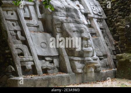 Primo piano di una porzione del Tempio Maya Mask che si trova nel Parco Nazionale di Lamanai, Belize. Foto Stock