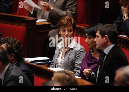 Nella sessione settimanale delle interrogazioni rivolte al nuovo governo all'Assemblea nazionale francese di Parigi, vengono raffigurati il neo-nominato ministro francese dello sport Chantal Jouanno, il neo-nominato ministro francese della gioventù e delle organizzazioni di volontariato Jeannette Bougrab e il ministro francese junior per l'edilizia abitativa Benoist Apparu; Francia il 16 novembre 2010. Foto di Mousse/ABACAPRESS.COM Foto Stock