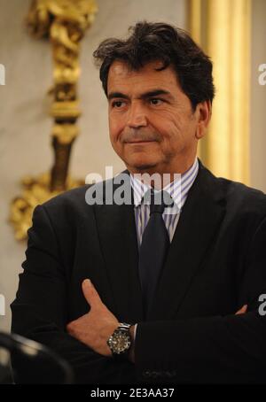 Il nuovo ministro francese del Commercio estero Pierre Lellouche è stato ritratto durante un trasferimento di potere a Parigi, Francia, il 16 novembre 2010. Foto di Christophe Guibbaud/ABACAPRESS.COM Foto Stock