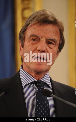 L'ex ministro degli Affari esteri ed europei Bernard Kouchner è raffigurato durante un trasferimento di potere a Parigi, in Francia, il 16 novembre 2010. Foto di Christophe Guibbaud/ABACAPRESS.COM Foto Stock