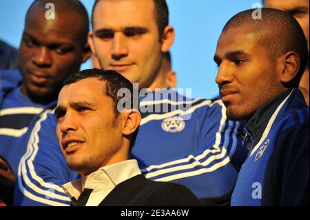 Il pugile francese Brahim Asloum pone con i membri di Parigi Uniti durante una conferenza stampa prima della prima partita del WSB (World Series of Boxing) un campionato mondiale amatoriale all'INSEP, a Vincennes, vicino Parigi, Francia il 16 novembre 2010. L'ex campione del mondo è il proprietario del franchising parigino, Paris United, consisteva in particolare di giovani boxer francesi. Foto di Nicolas Gouhier/ABACAPRESS.COM Foto Stock