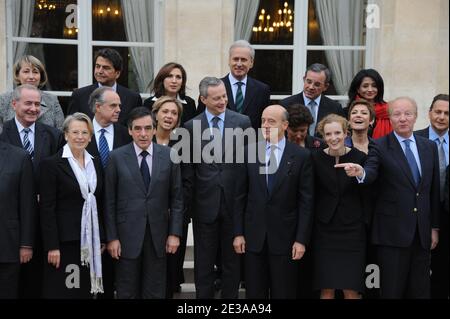 Il primo ministro francese Francois Fillon si pone con il suo terzo gabinetto all'Elysee Palace di Parigi, in Francia, il 17 novembre 2010. Da L a R, prima fila: Ministro della Giustizia e delle libertà Michel Mercier, Ministro degli Affari Esteri ed europei Michele Alliot-Marie, primo Ministro Francois Fillon, Ministro della Difesa e Veterani Alain Juppe, Ministro dell'Ecologia, dello sviluppo sostenibile, dei Trasporti e dell'edilizia Nathalie Kosciusko-Morizet, Ministro degli interni, oltremare Francia, Enti locali e immigrazione Brice Hortefeux, da L a R seconda fila: Ministro degli Affari urbani Maurice Leroy, Ministro per la Repubblica Foto Stock