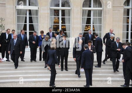 Il primo ministro francese Francois Fillon si pone con il suo terzo gabinetto all'Elysee Palace di Parigi, in Francia, il 17 novembre 2010. Da L a R, prima fila: Ministro della Giustizia e delle libertà Michel Mercier, Ministro degli Affari Esteri ed europei Michele Alliot-Marie, primo Ministro Francois Fillon, Ministro della Difesa e Veterani Alain Juppe, Ministro dell'Ecologia, dello sviluppo sostenibile, dei Trasporti e dell'edilizia Nathalie Kosciusko-Morizet, Ministro degli interni, oltremare Francia, Enti locali e immigrazione Brice Hortefeux, da L a R seconda fila: Ministro degli Affari urbani Maurice Leroy, Ministro per la Repubblica Foto Stock