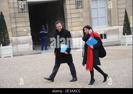 Jeannette Bougrab, ministro francese della Gioventù e delle organizzazioni di volontariato, e Luc Chatel, ministro francese dell'Educazione Nazionale, della Gioventù e delle organizzazioni di volontariato, hanno partecipato al primo consiglio settimanale del nuovo Governo al Palazzo Elysee di Parigi, Francia, il 17 novembre 2010. Foto di Mousse/ABACAPRESS.COM Foto Stock