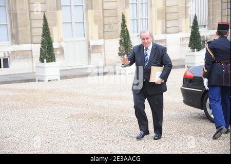 Il Ministro francese degli Affari urbani Maurice Leroy partecipa al primo consiglio settimanale del nuovo Governo al Palazzo Elysee a Parigi, Francia, il 17 novembre 2010. Foto di Mousse/ABACAPRESS.COM Foto Stock